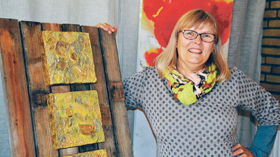 »Was aus mir herausströmt, versuche ich festzuhalten«. Die Ergebnisse brachte Dorothee Tielemann vom Chiemsee nach Ditzum. An insgesamt 17 Orten im Fischerdorf konnten die Besucher unterschiedlichste Kunstwerke entdecken und bewundern.  © Fotos: Himstedt