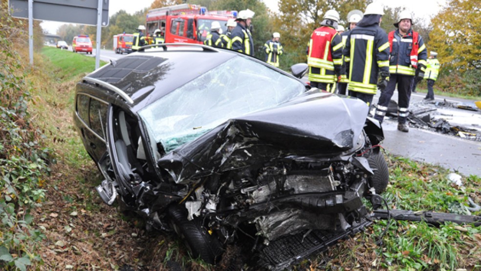 Zwei Autos sind heute Mittag auf der Bundesstraße 72 zwischen der Autobahn-Anschlussstelle Filsum und dem Pendlerparkplatz frontal zusammen gestoßen.  © Foto: Wolters