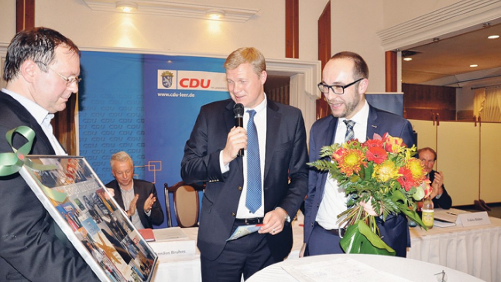 CDU-Landtagsabgeordneter Ulf Thiele (Mitte) dankte Patrick Engel (rechts) für seinen Einsatz als CDU-Kreisvorsitzender. Kreisgeschäftsführer Ralf Jurczyk (links) hält eine Fotocollage in seinen Händen. Es ist ein Abschiedsgeschenk für Patrick Engel, der nach sechs Jahren an der Spitze der Kreis-CDU aufhört.  © Fotos: Boelmann