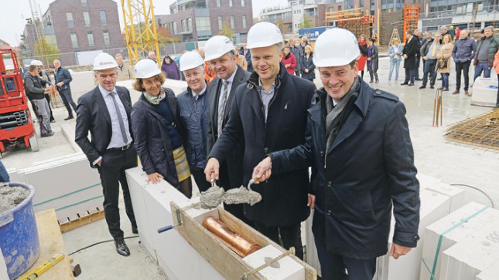 Die Grundsteinlegung für den Neubau des Software-Dienstleisters Orgadata auf dem Nessegelände in Leer war gestern der erste öffentliche Auftritt von Matthias Groote in seinem neuen Amt als Landrat des Landkreises Leer. Im Bild von links: Achim Rudolph (Orgadata), die Leeraner Bürgermeisterin Beatrix Kuhl, Matthias Groote, Karsten Tiemeyer (Orgadata), Gerrit Büter (Bauunternehmen Büter) und Bernd Hillbrands (Orgadata). © Foto: Orgadata