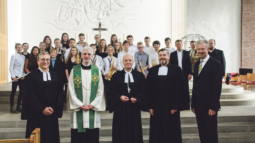 Lutheraner, Reformierte, Mennoniten und Katholiken feierten gemeinsam den Gottesdienst zu Beginn des 500-jährigen Reformationsjubiläums am Reformationstag in Emden.  © Foto: Sprengel Ostfriesland-Ems 