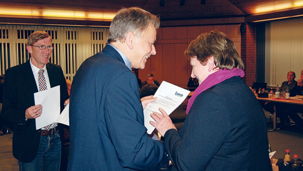 Bürgermeister Gerald Sap und sein Vertreter Harm-Markus van Vügt verpflichteten alle Ratsmitglieder formal neu. Hier drückt Sap Johanne Modder die Hand.  © Foto: Hoegen