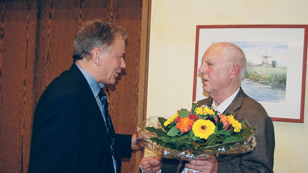 Einen Blumenstrauß und viele Dankesworte gab es von Bürgermeister Gerald Sap für Horst Kuhl zum Abschied. © Foto: Hoegen