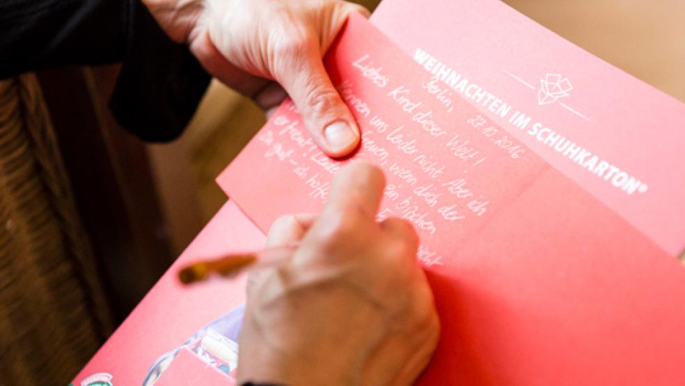 Unter dem Motto »Mehr als ein Glücksmoment« läuft die Geschenk-Aktion »Weihnachten im Schuhkarton« noch bis zum 15. November. Pakete können auch in einigen Geschäften im Rheiderland abgegeben werden. © Foto: privat