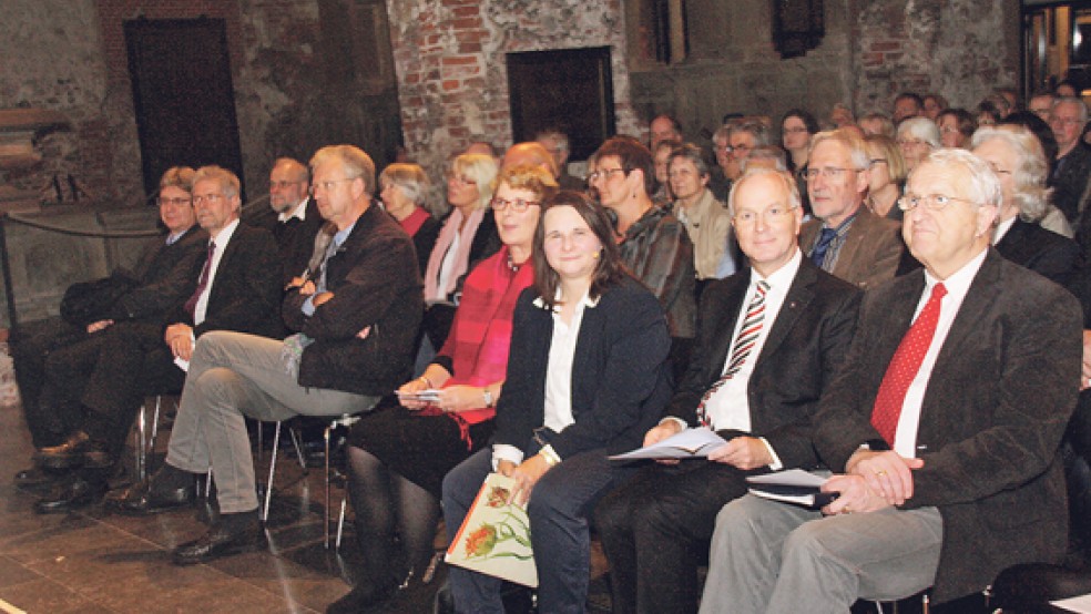 In der Emder Johannes a Lasco Bibliothek stellte Professorin Dr. Ursula Kocher (dritte von rechts) die neue Lutherbibel den über 200 Besuchern vor. Dazu eingeladen hatten die evangelisch-lutherische und die evangelisch-reformierte Kirche mit Landessuperintendent Dr. Detlef Klahr (zweiter von rechts) und Präses Hilke Klüver (vierte von rechts).  © Foto: Grundmann