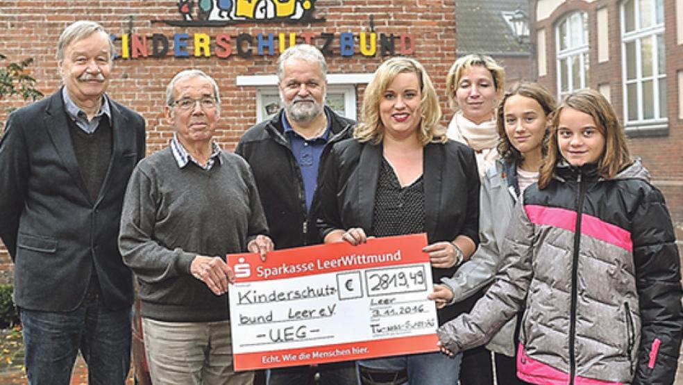 Spende für den Kinderschutzbund: (von links) Schulleiter Michael Müttel, der Vorsitzende Klaus Hinzpeter sowie Jürgen Mindrup vom Kinderschutzbund, Wiebke Röschenkemper, Tanja Neuhaus vom Kinderschutzbund sowie Anna Genotte und Lena Janssen.  © Fotos: Wolters