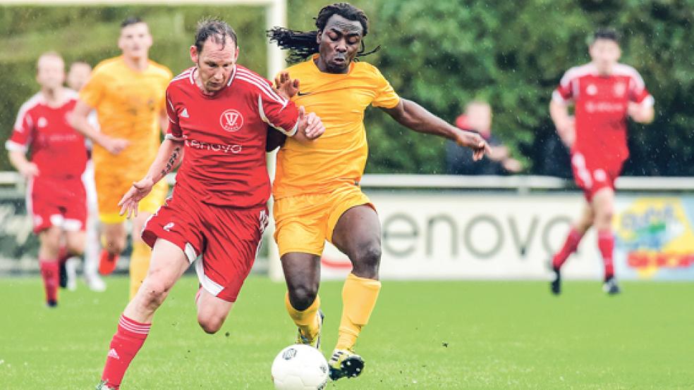 Nicht stoppen lassen wollen sich die Bunder um Stefan Eling (hier gegen Germania Leers Enock Maguru) im Heimspiel gegen Concordia Ihrhove. © Foto: Bruins