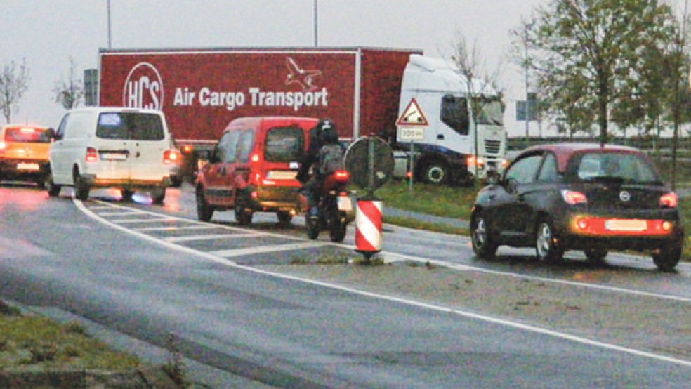 Der Lastwagen einer dänischen Spedition blieb heute Morgen auf der Fahrbahn der Jann-Berghaus-Brücke liegen. © Foto: Szyska