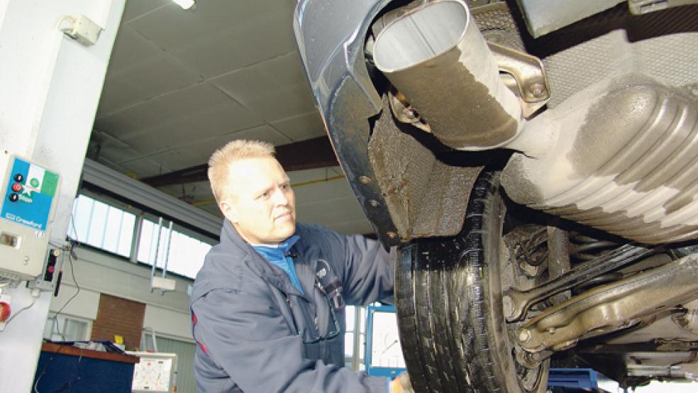 »Das ist ein durchaus erfreuliches Ergebnis«, sagt Jörg Luikenga von der TÜV-Station in Leer mit Blick auf den Leeraner TÜV-Report 2015. © Foto: RZ-Archiv