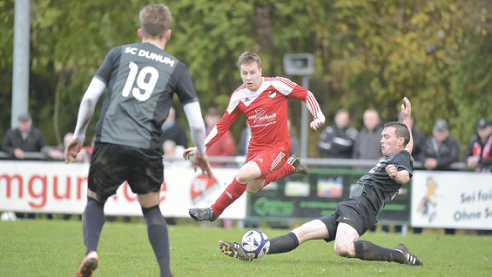 Leichtfüßig überspringt Jemgums Björn Nannenga seinen Gegenspieler und lässt ihn ins Leere grätschen. Der Spielgestalter des SV Ems war kaum zu stoppen.  © Fotos: Bruins