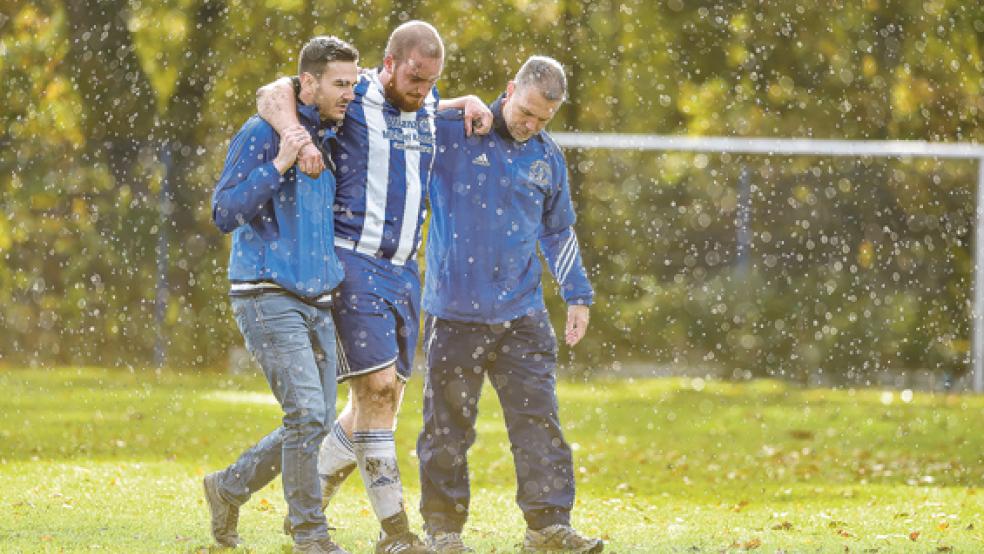 Hart angegangen wurde Möhlenwarfs Denis Ibraimi einige Male. Er behauptete sich dennoch meist.  © Fotos: Bruins