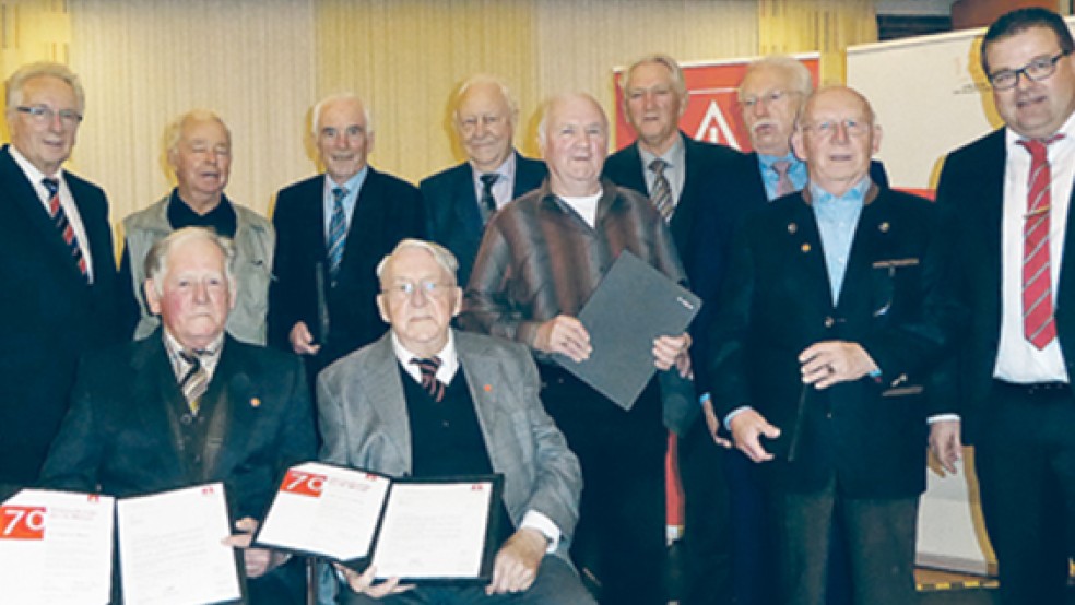 Ehrung für 60 sowie 70 Jahre Mitgliedschaft (hinten von links): Manfred Bußmann (2. Bevollmächtigter IG Metall), Helmut Collmann (Festredner), die Jubilare Werner Oltrop (Bunde), Gerhard Diesner (Leer), Emil Hinrichs (Völlen), Wessel Lalk (Völlenerfehn) sowie Bernhard Groen (Flachsmeer), Clemens Bollen (ehemals 1. Bevollmächtigter IG Metall), Jubilar Anton Beekhuis (Papenburg), Thomas Gelder (1. Bevollmächtigter IG Metall) und (vorne von links) die 70er-Jubilare Siegfried Meyer (Wiesmoor) und Anneus Zuidema (Jemgum). © Foto: privat