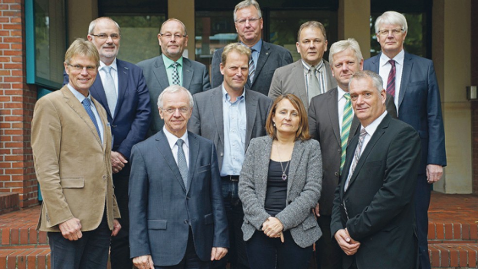 Der für die Zusammenarbeit des Landkreises mit den Städten und Gemeinden erforderliche Vertrag wurde noch von Landrat Bernhard Bramlage (Zweiter von links vorne) und allen Bürgermeistern im Oktober unterzeichnet. Zweiter von rechts Bürgermeister Ludwig Sonnenberg aus Weener, hinter ihm Gerald Sap, Bürgermeister der Gemeinde Bunde. © Foto: Landkreis Leer