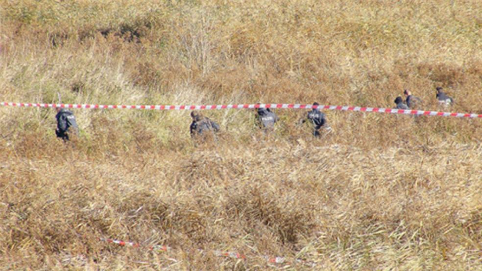 Das Deichvorland bei der ehemaligen Ziegelei Cramer in Midlum durchkämmten gestern Beamte der Bereitschaftspolizei auf der Suche nach der vermissten Galeristin Gerda Basse. © Fotos: Szyska