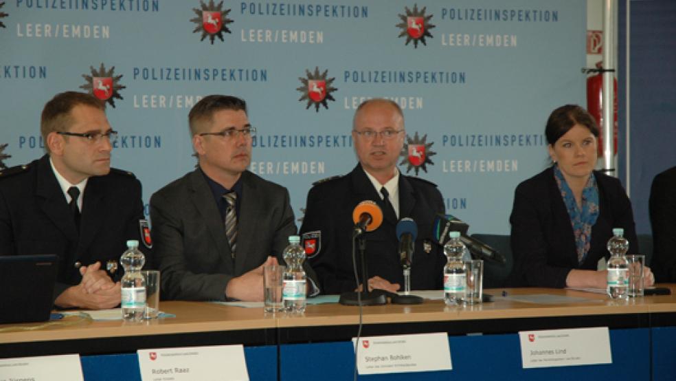 Auf einer Pressekonferenz in der Polizeiinspektion in Leer informierten (von links) Einsatzleiter Robert Raaz, der Leiter den Zentralen Kriminaldienstes Stephan Bohlken, Inspektionsleiter Johannes Lind und Oberstaatsanwältin Dr. Katja Paulke am 27. Mai über die Festnahme der Tatverdächtigen. © Foto: Szyska