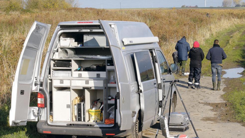 Die Reifenspuren im Deichvorland bei der ehemaligen Ziegelei Cramer in Midlum, die am Dienstag von Experten der Polizei gesichert wurden, haben bislang keinen konkreten Bezug zu einer möglichen Straftat. © Foto: Szyska