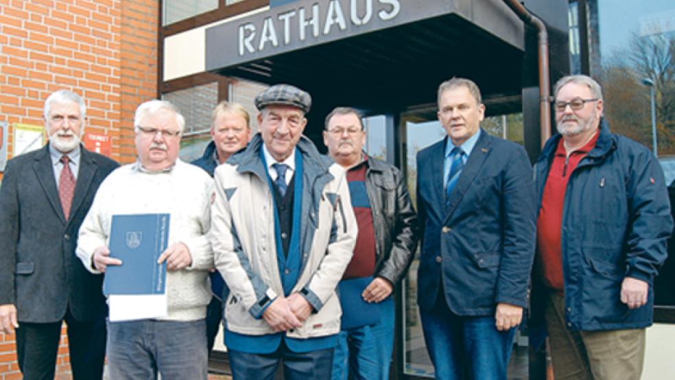 Die Ortsvorsteher (von links) Georg Huisinga, Kurt Voss, Lukas-Enno Oltrop, Richard Bloem, Bürgermeister Gerald Sap und Bundes Ortsvorsteher Karl-Georg Volkhusen. Dritter von links Ahlrich Wilhelm Bents, er wurde verabschiedet. © Foto: Hoegen