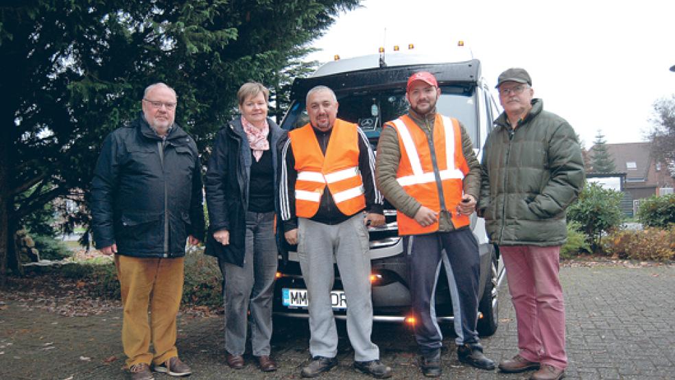 Egbert Zager, ehemaliger Pastor der reformierten Kirchengemeinde Möhlenwarf, seine Nachfolgerin Anne Ulferts, die beiden Speditions-Fahrer Marjan und Adrian und Kirchenratsvorsitzender Wilfried Hoffbauer. © Foto: Hoegen