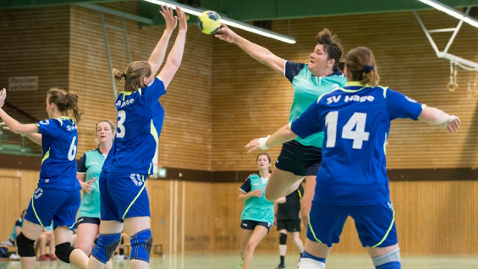 Zur Pause führten die Rheiderländerinnen nur knapp. Nach der Halbzeit entwickelte die HSG mehr Tordrang und gewann mit 20:17. © Foto: Mentrup