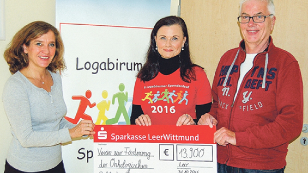 Die CDU-Bundestagsabgeordnete Gitta Connemann (Mitte) überreichte den Scheck in Höhe von 13.900 Euro an Gabrielle Wingerter-Wolters und Gerold Severiens.  © Foto: privat
