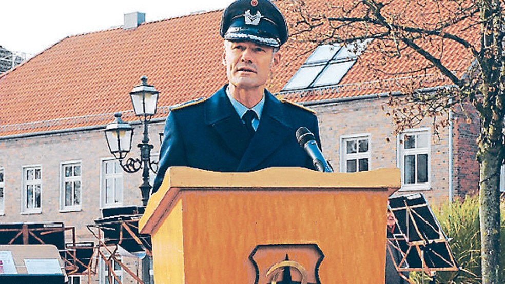 Kommodore Oliver Spoerner bei seiner Rede auf dem Marktplatz in Wittmund. © Foto: Johannßen