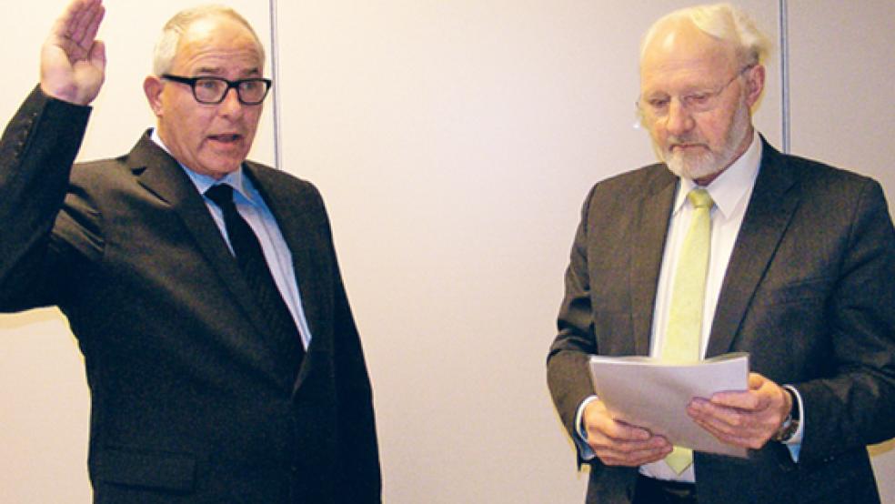 Als Ratsältester übernahm Arnold Venema (rechts) die Vereidigung von Bürgermeister Hans-Peter Heikens. © Foto: Szyska