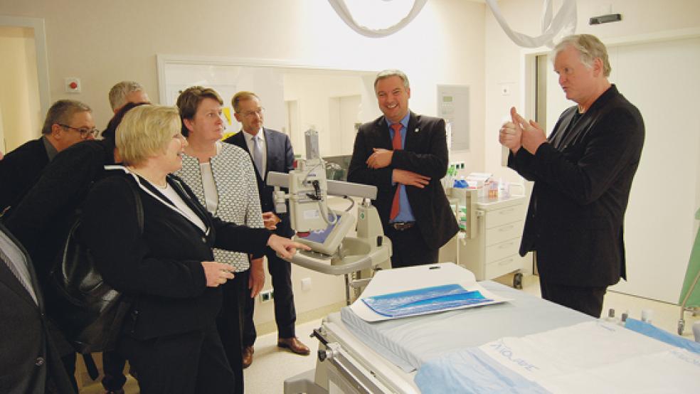 Auch in die Operationssäle des Krankenhauses Rheiderland führte Ministerin Cornelia Rundt (vorne links) ihr Rundgang. Unser Foto zeigt sie im Gespräch mit Chirurg Martin B. Winther (rechts). Neben Rundt die SPD-Landtagsabgeordnete Johanne Modder aus Bunde, Bernd Lindemann vom Vorstand des Krankenhausvereins und SPD-Kreisvorsitzender Sascha Laaken. © Foto: Hoegen