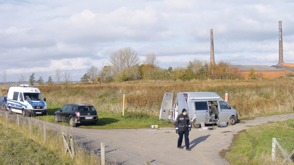 Nach der Suchaktion am Dienstag (Foto) wurde das Gebiet nahe der Ziegelei in Midlum am Freitag erneut von Polizeikräften abgesucht - diesmal mit einem ferngesteuerten Mini-Helikopter aus der Luft. © Foto: Szyska