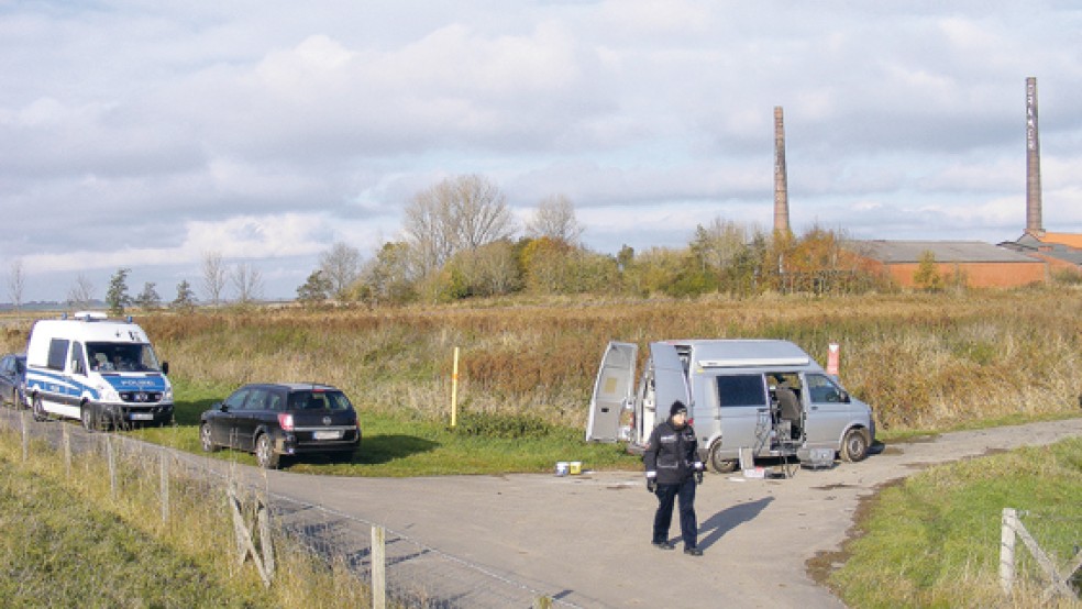 Nach der Suchaktion am Dienstag (Foto) wurde das Gebiet nahe der Ziegelei in Midlum am Freitag erneut von Polizeikräften abgesucht - diesmal mit einem ferngesteuerten Mini-Helikopter aus der Luft. © Foto: Szyska