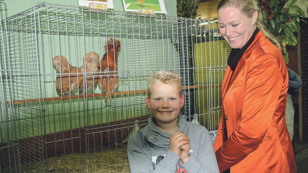 »Die sehen ja lustig aus!« Nicht nur für die Kinder gab es im Beningaweg einiges zu entdecken, so wie diese Paduaner Hühner. © Foto: HImstedt