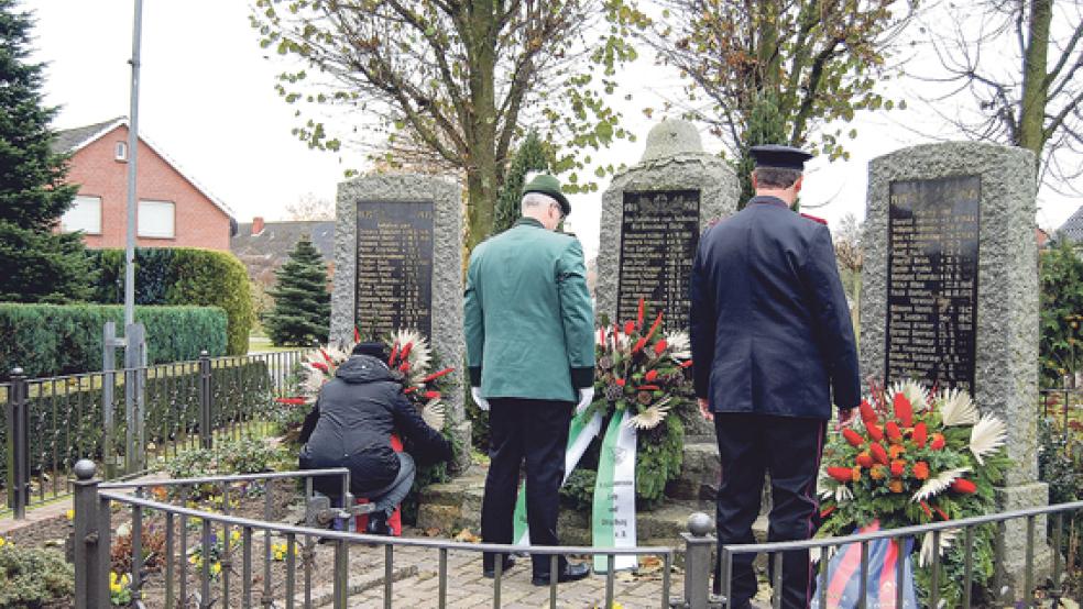 Kränze am Ehrenmal legten Heidi Knoop, Wilfried Meijer und Kuno Fokken nieder. © Foto: Hoegen
