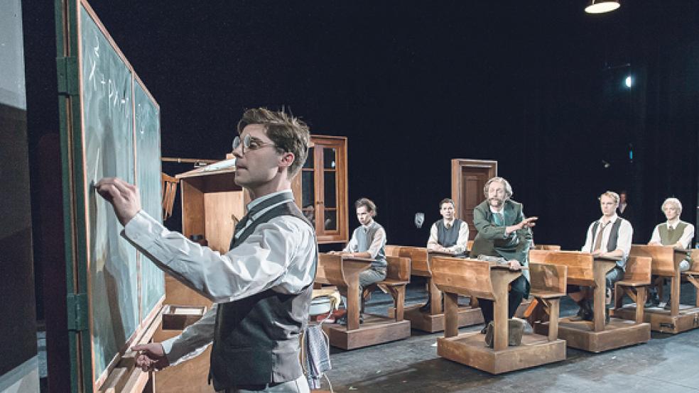 Die Hauptrolle des Hans Pfeiffer spielt Simon Ahlborn. Das Bild zeigt ihn (von links) mit Luck (Philipp Buder), Ackermann (Thomas van Allen), Direktor Knauer (Aom Flury), Rosen (Julius Ohlemann) und Knebel (Robin Schneider). © Foto: Beinhorn (Landesbühne)