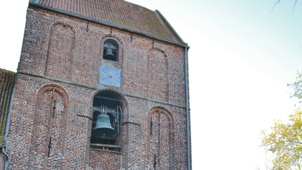 Die Schieflage des Glockenturms der Suurhuser Kirche ist im Guinnessbuch der Rekorde vermerkt. © Foto: Meyer