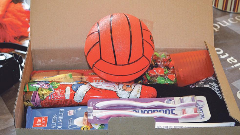 Ob Lebensmittel, Duschzeug, Kleidung, Bücher oder Spielzeug - die individuellen Weihnachtspakete vom Kinderschutzbund schenken auf alle Fälle Freude. © Foto: Himstedt