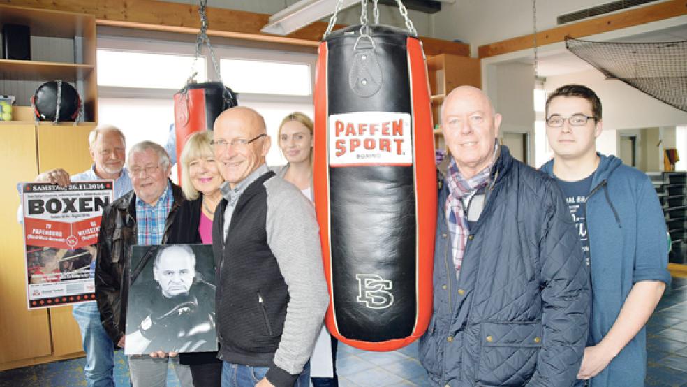 Haben zu Ehren des verstorbenen Fred Kohout wieder ein Box-Event im EDZ auf die Beine gestellt: (von links) Hermann Nee und Bernd Brand vom TV Papenburg, Ursula Mersmann, Günter Terfehr und Theda Müntinga (EDZ), Ringsprecher Günther Hildebrand und Henrik Schmidt (EDZ).  © Foto: Himstedt