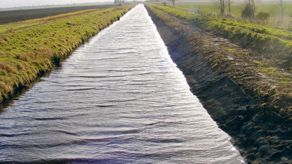 Die Uferböschung am Hochkanal zwischen dem Schöpfwerk in Wymeer und Bunderneuland wurde mit Matten befestigt (rechts im Bild). Die Maßnahme soll im kommenden Jahr auf der anderen Uferseite fortgesetzt werden. © Foto: Szyska