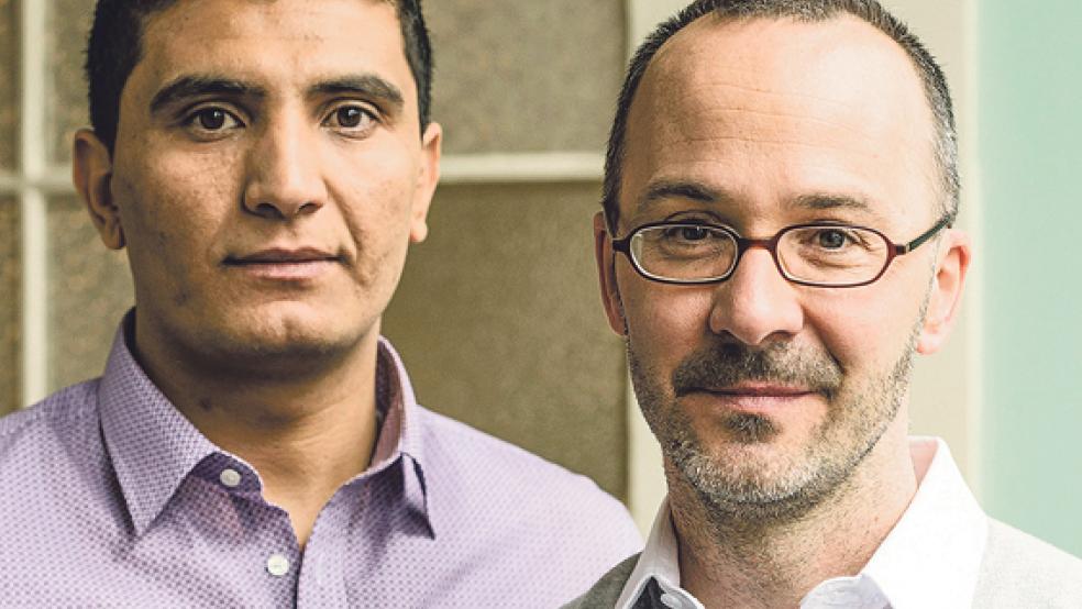 Der aus Syrien geflohene Student Amir Baitar und »Zeit«-Reporter Henning Sußebach stellen ihr Buch vor. © Foto: Axel Martens