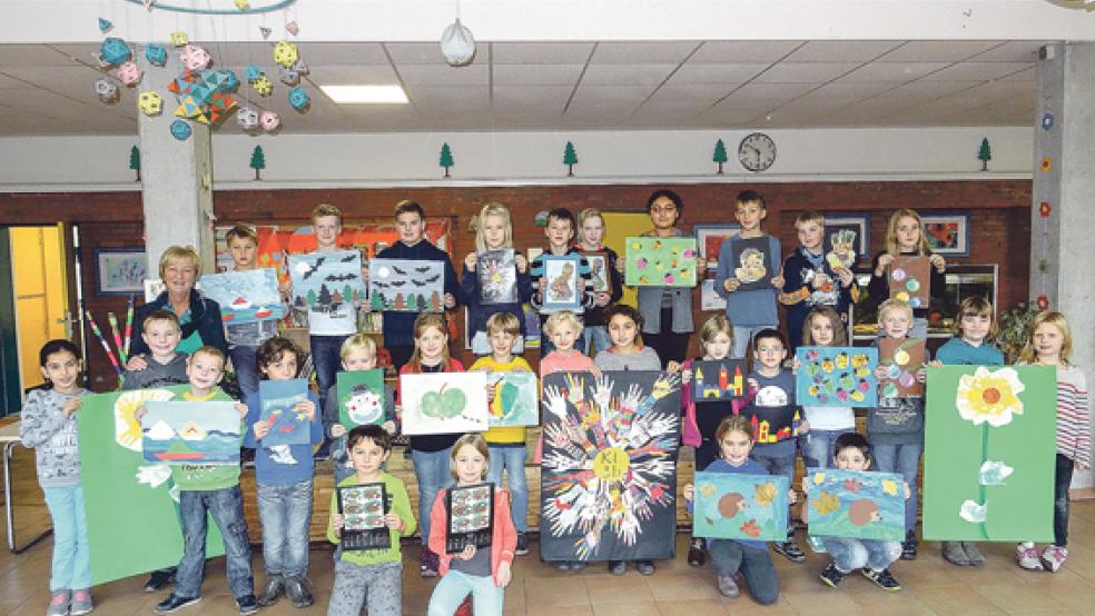 Jeweils zwei Schüler aus jeder Klasse präsentieren stellvertretend einige der 70 Werke des Kalenders mit Projektleiterin Margrit Geisemeier. Die Klassen 3a und 2b gingen zu diesem Zeitpunkt anderen Terminen nach und konnten deshalb keine Vertreter für das Foto stellen. © Fotos: Muising