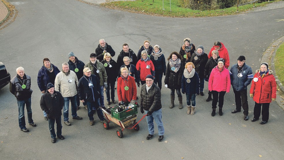 Mit dem Bollerwagen unterwegs: Mitglieder der Heimatbühne Bingum trafen sich zum Boßeln und einem Essen im »Luv up« in Jemgum. © Foto: Wolters