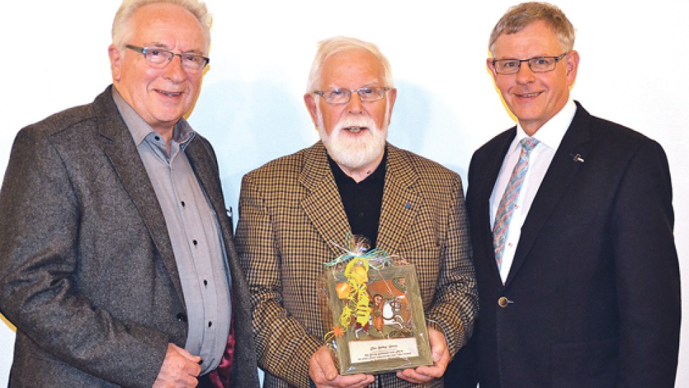 Der Vorsitzende des Kirchenkreistages, Helmut Collmann (links), und Superintendent Gerd Bohlen (rechts) verabschiedeten den Ausschussvorsitzenden Georg Collmann. © Foto: privat