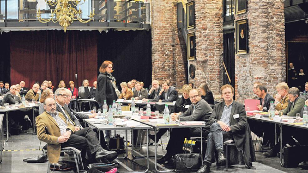 Der Synodale Reinhold Robbe aus Bunde (Zweiter von links vorne) forderte eine Diskussion darüber, was Frieden im theologischen und allgemeinen Sinn bedeute. © Foto: Hasseler