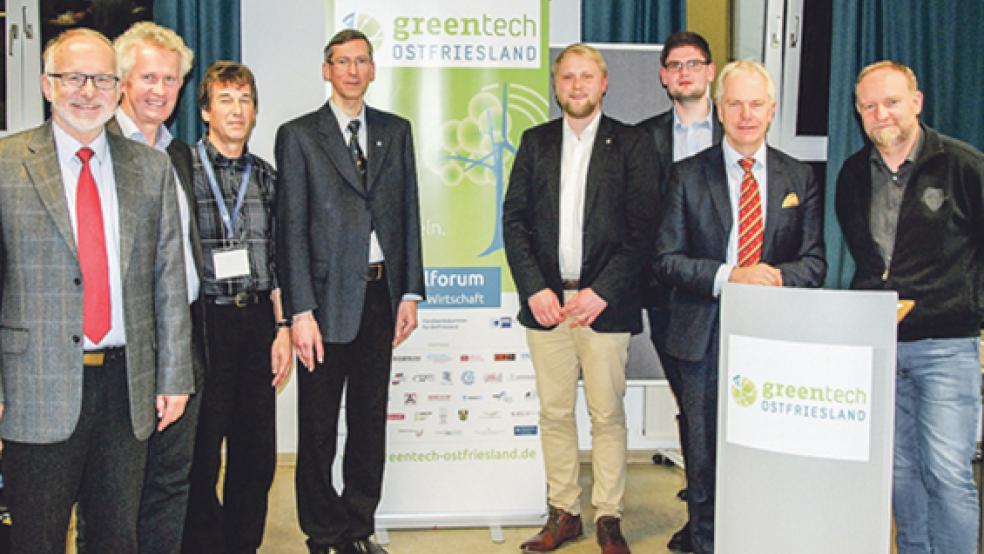 Sprachen über »grüne Technologien« (von links): Prof. Dr. Gerhard Kreutz, Dr. Jan Amelsbarg, Dr. Norbert Greiser, Dr. Frank Uhlenhut, Enno Klaaßen, Henner Meyer, Thilo-Hubertus Kuhl und Thomas Wischeropp. © Foto: Hochschule Emden-Leer