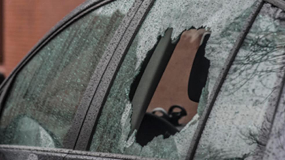 In der Mühlenstraße in Weener zertrümmerte ein unbekannter Täter eine Scheibe eines VW Polo und entwendete zwei Damenhandtaschen mit Wertgegenständen und Dokumenten. © Foto: Archiv