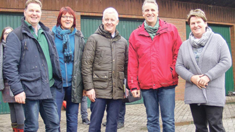 Hofbesuch in Oldendorp bei Klaus Borde, dem stellvertretenden Kreisvorsitzenden des Landwirtschaftlichen Hauptvereins (LHV): Die Landtagsabgeordnete Meta Janssen-Kucz, Landrat Matthias Groote, Niedersachsens Umweltminister Stefan Wenzel und die Landtagsabgeordnete Johanne Modder (von links) sprachen gestern mit Landwirten und Jägern. © Foto: Szyska