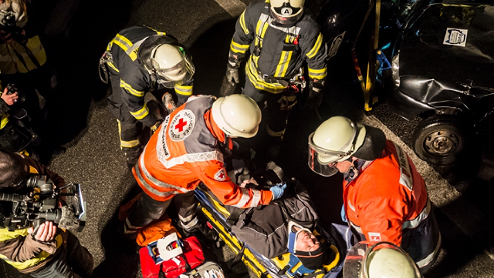 In die Rolle der Verletzten schlüpften Mitglieder der Freiwilligen Feuerwehr Ihrhove. Nach der Bergung aus den Unfallwagen wurden sie zur Erstversorgung in ein Zelt der Sanitätsbereitschaft gebracht. © Foto: privat