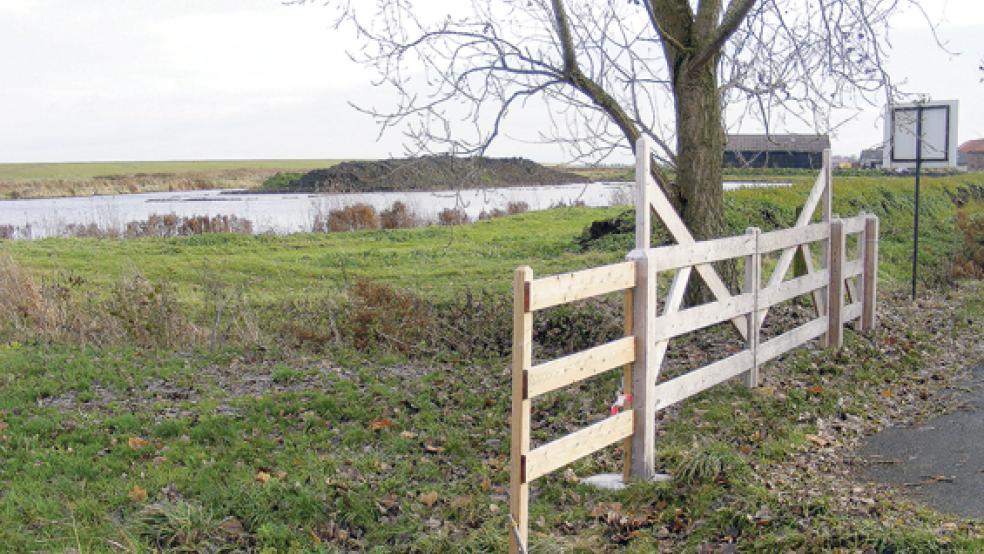 Still ruht der See: Der Klei-Abbau in Ditzum hat sich mehrfach verzögert. Die vereinbarte Fertigstellung des Landschaftssees bis zum Jahresende lässt sich nicht mehr realisieren. Die Gemeinde wird eine Verlängerung des Planfeststellungsbeschlusses beantragen. © Foto: Szyska