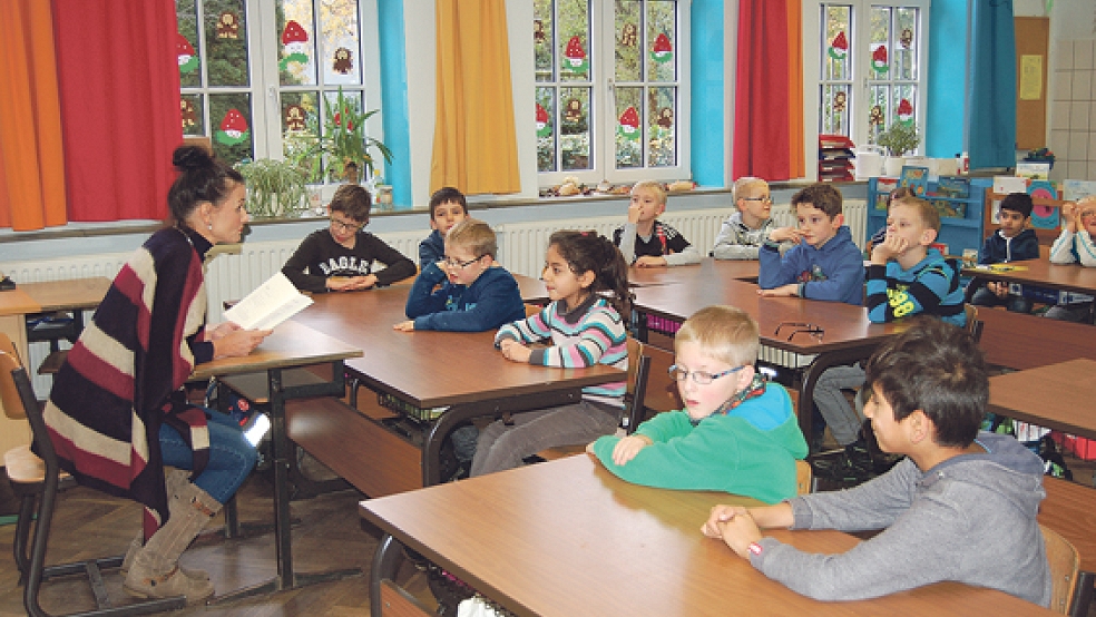 CDU-Politikerin Gitta Connemann las Jemgumer Grundschülern eine Geschichte vor.  © Foto: privat