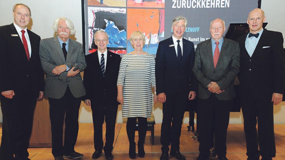 Nahmen an der Eröffnungsfeier der neuen Kunstausstellung teil (von links): Carsten Rinne (Sparkasse) Michael Sieben, Bernhard Bramlage, Susanne Westermann, Heinz Feldmann, Bodo Olthoff und Freiherr Carl Anton zu Knyphausen. © Foto: Wolters