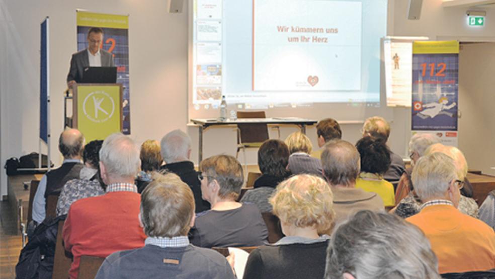 Privatdozent Dr. Christian Vahlhaus,Chefarzt der Klinik für Kardiologie und Angiologie, stellte im Rahmen der Herzwochen vor rund 150 Gästen die Kampagne »Landkreis Leer gegen den Herzinfarkt« vor. © Foto: Klinikum Leer