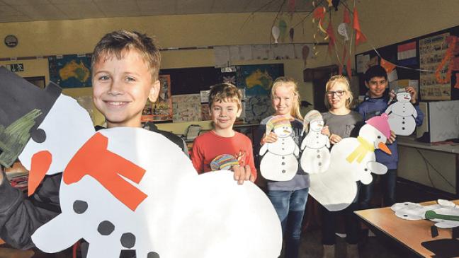 Grundschule weihnachtlich geschmückt